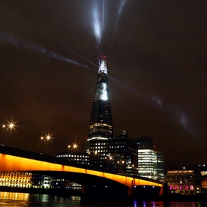 На лондонском небоскребе \"Осколок\" появилась световая инсталляция