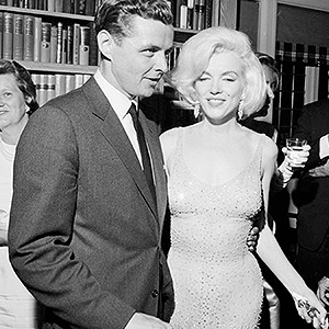 Платье Мэрилин Монро со дня рождения Кеннеди продали на аукционе за $ 4,8 млн