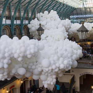 В Ковент-Гардене облачно: инсталляция из 100 000 шариков