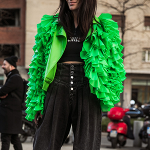 Гобелен и tie-dye: что носят на Неделе моды в Милане