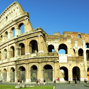 Туристов защитят от обломков Колизея