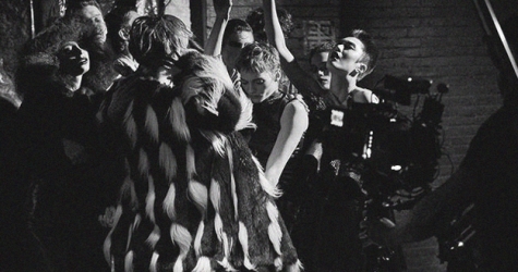 Модели танцуют и целуются в новой кампании Givenchy