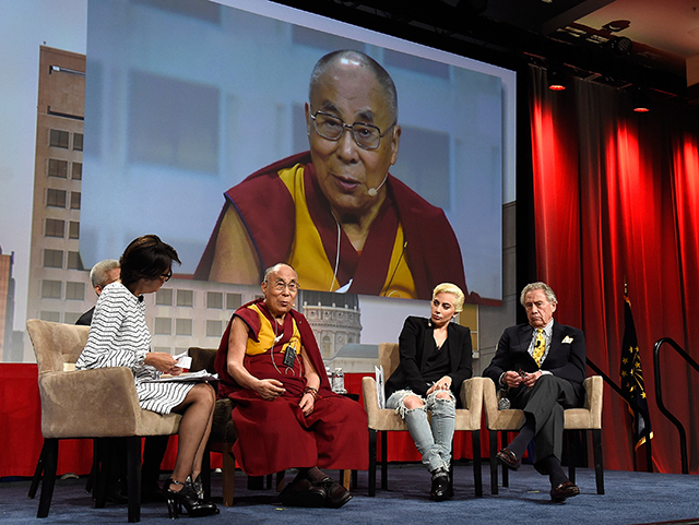Китайским СМИ запретили Леди Гагу после встречи с далай-ламой