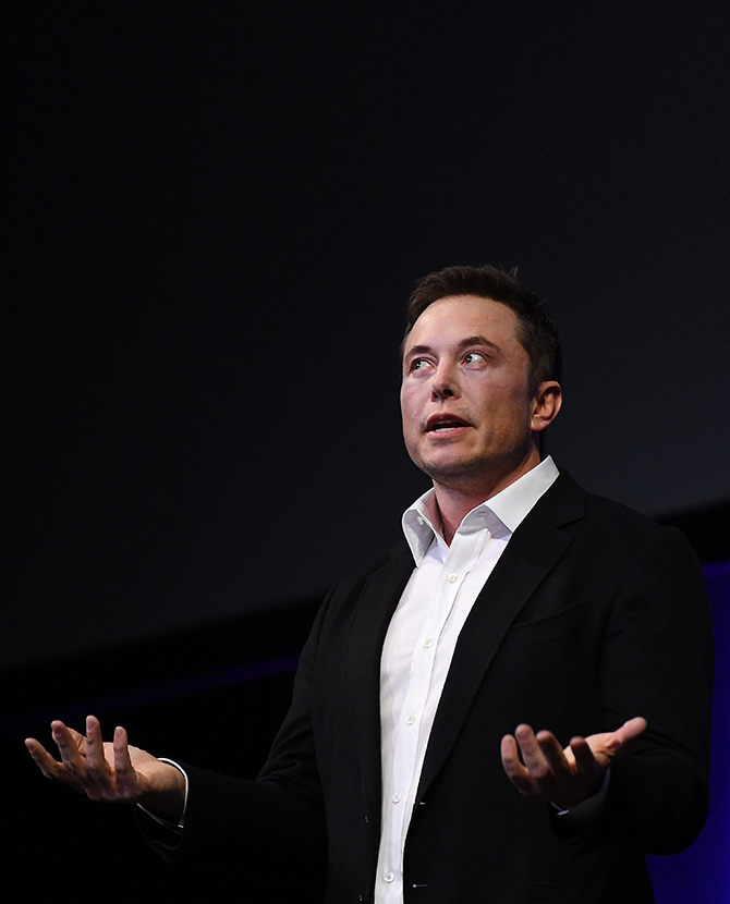 Tesla запустит сервис беспилотных такси в следующем году