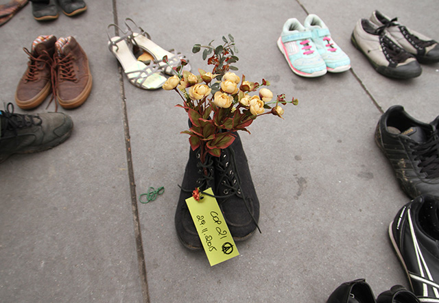 Парижане устроили \"обувной\" протест