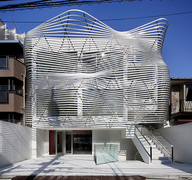 Волнообразный фасад из стальных жалюзи в Токио