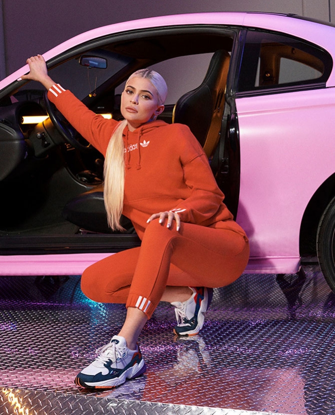 Кайли Дженнер позирует на фоне розового автомобиля в новой съемке для adidas