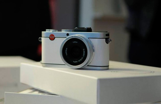 Камеру Leica X2 обернули в итальянскую бумагу