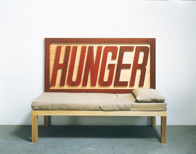Юрген Теллер и Эд Рушей на выставке о кроватях в современном искусстве