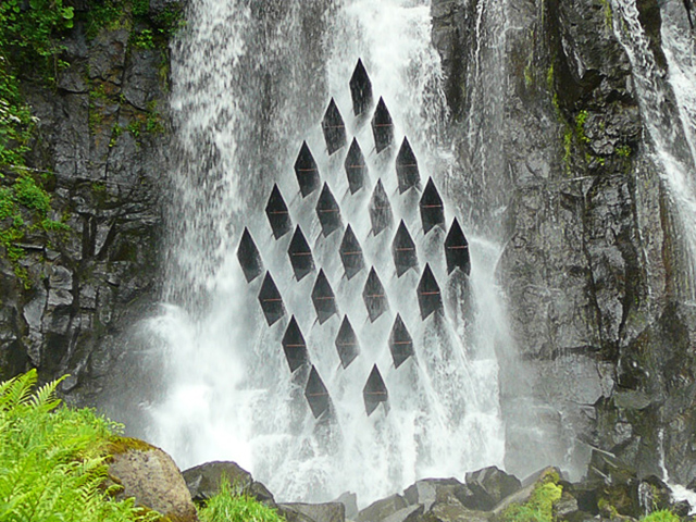 Инсталляция Les Cascadeurs на водопаде во французском Оверне