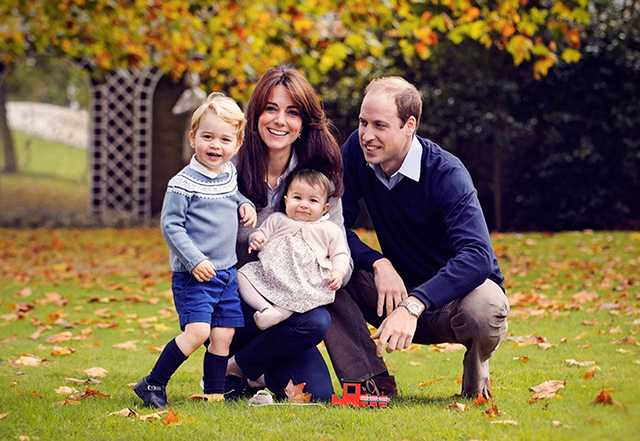 Кейт Миддлтон и принц Уильям показали праздничный семейный портрет