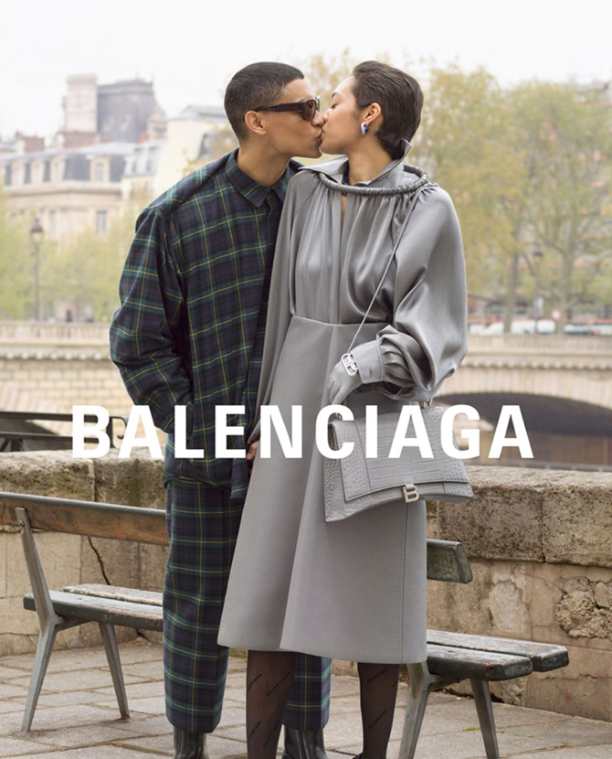 Модели целуются на парижских улицах в новой кампании Balenciaga