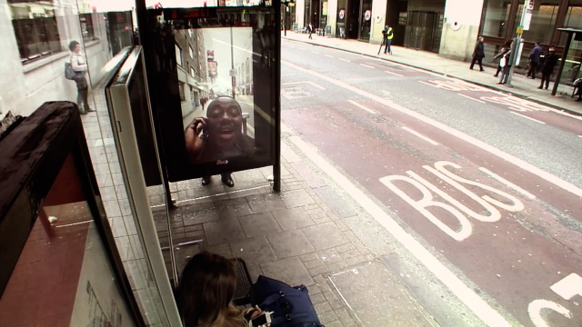 Виртуальная реклама Pepsi на автобусной остановке в Лондоне