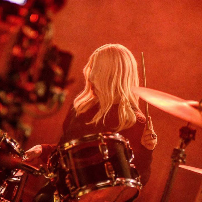 Донателла Версаче играет на барабанах в видеокампании для своего бренда