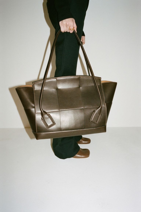 Bottega Veneta выпускает новую сумку на Миланской неделе дизайна