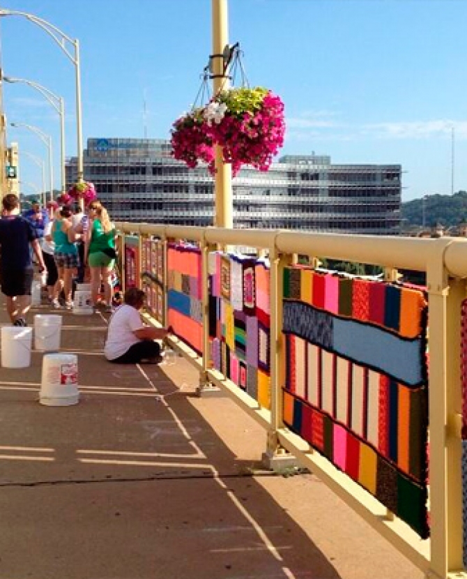 Мост Энди Уорхола покрыли цветными одеялами
