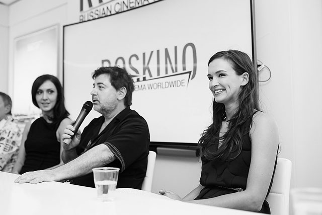 Екатерина Мцитуридзе, Александр Цекало и Паулина Андреева во время презентации в Российском павильоне в Каннах