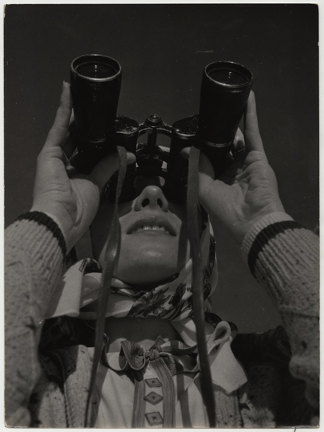 Андре Штайнер. Наблюдение в бинокль, 1930-е. Бромосеребряно-желатиновый отпечаток
