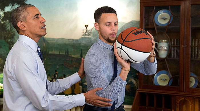 Барак Обама научил игрока NBA кидать мяч