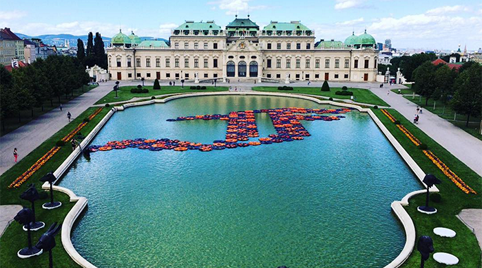Ай Вэйвэй создал инсталляцию из спасательных жилетов в фонтане венского дворца