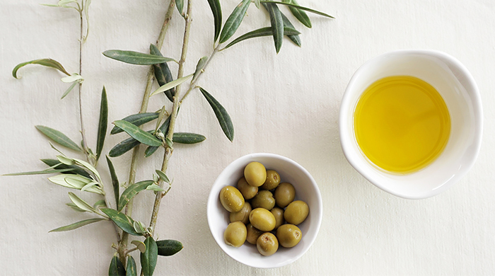 Вопрос к косметологу: может ли оливковое масло заменить крем?