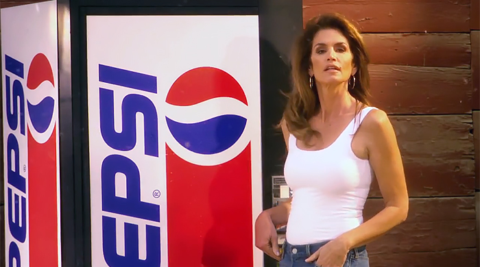 Синди Кроуфорд в видеопародии на рекламу Pepsi 1992 года