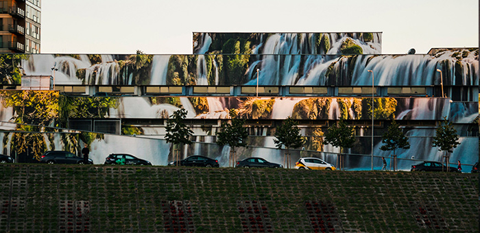Фото дня: архитектор превратил советские гаражи в светящийся водопад