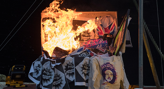 Джо Корр сжег свою панк-коллекцию стоимостью 5 миллионов фунтов