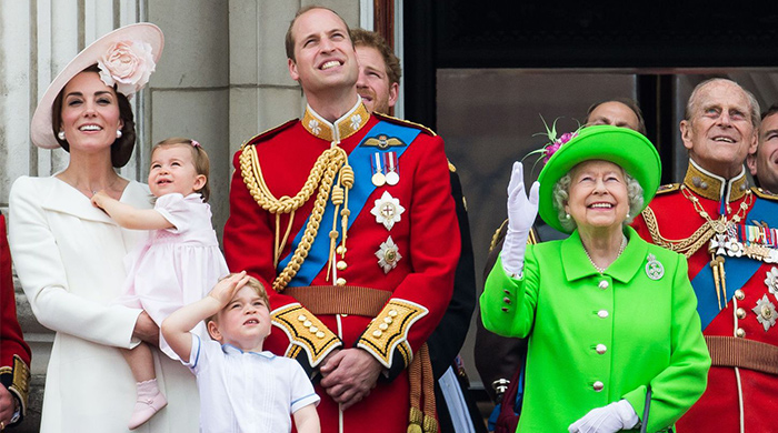 Фото дня: принц Джордж и принцесса Шарлотта на параде в честь королевы Елизаветы II