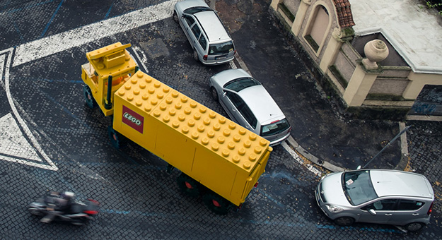 Машины из Lego на улицах Рима