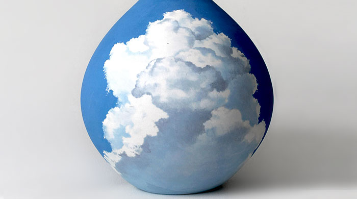 Летели облака: художница из Австралии рисует небо на вазах