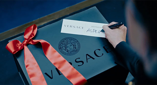 Рождественская фабрика подарков в новом видео Versace
