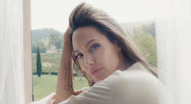 Анджелина Джоли впервые снялась в рекламе Guerlain