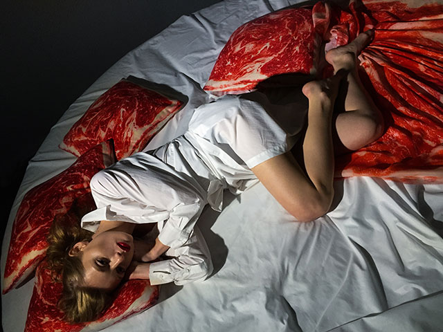 Екатерина Щеглова в кадре Анны Меликян для лукбука Apartment 26 (фото 2)