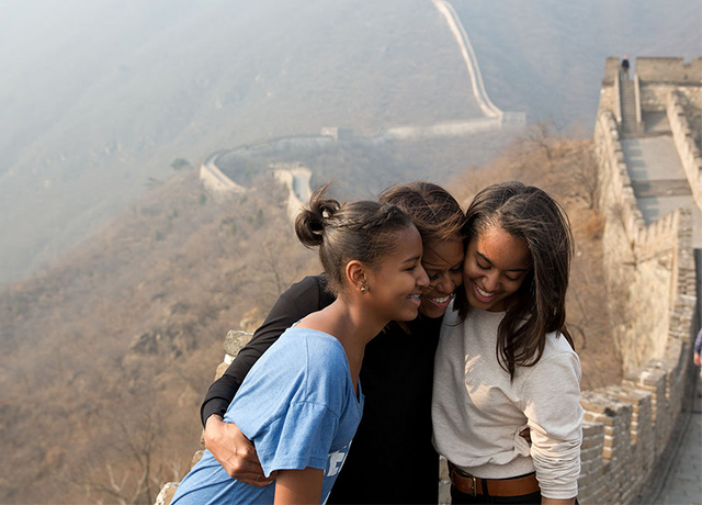 Мишель Обама с дочерьми Малией и Наташей Барак Обама написал эссе о феминизме (фото 1)