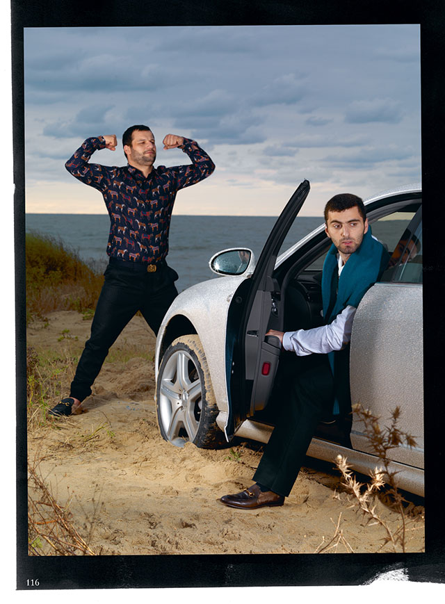 Из проекта «Беспечный джигит». Идея проекта: арт-группа «Безудержные». Фотограф Сергей Леонтьев Шестой выпуск журнала Garage Russia: сюрреализм, киборги и бензопила (фото 5)