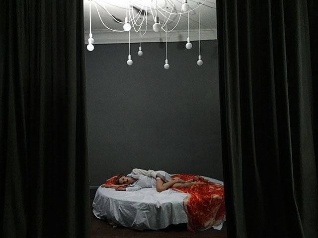 Екатерина Щеглова в кадре Анны Меликян для лукбука Apartment 26 (фото 1)