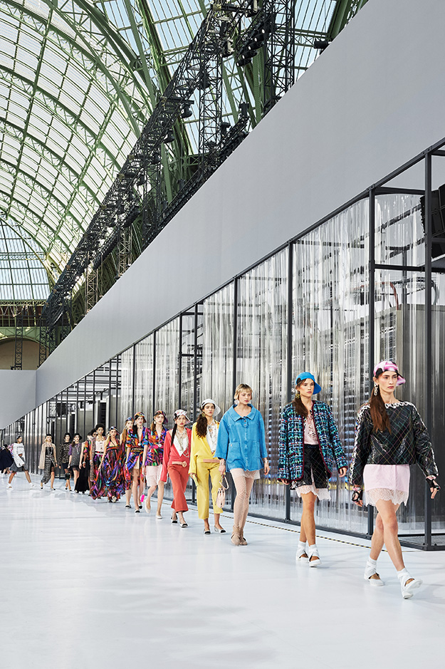 Парижская неделя моды: Chanel, весна-лето 2017 (фото 2)