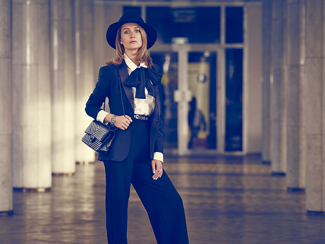 На Виктории часы Omega De Ville Ladymatic, кольцо Flower, кольцо Aqua Swing, ремень Chanel, сумка Chanel 11.12 Виктория Исакова: "Покажите хоть одного артиста, который не мечтает остаться в вечности" (фото 4)