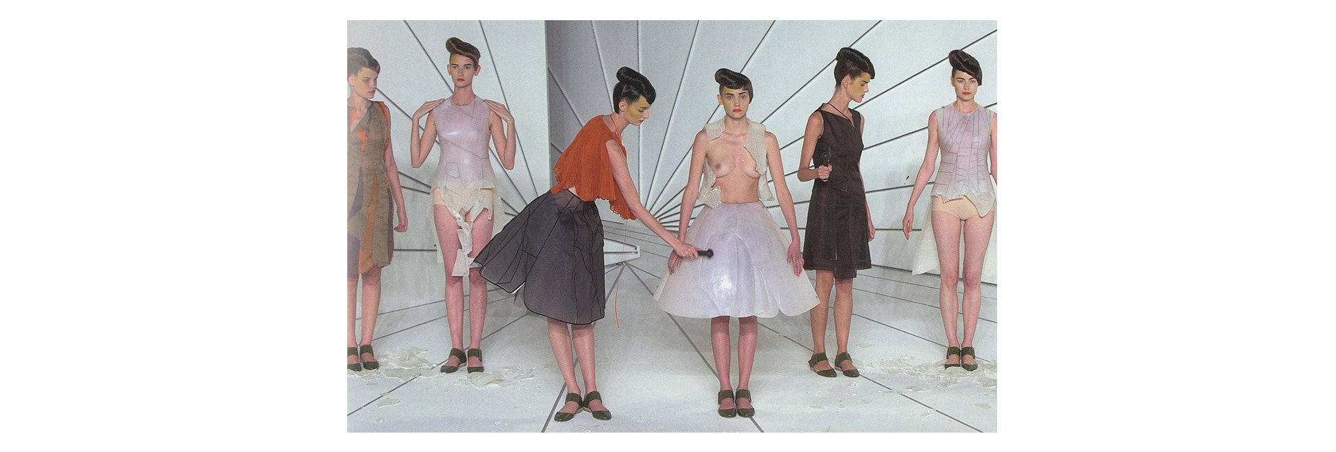 #tbt: стеклянное платье Хуссейна Чалаяна (фото 1)