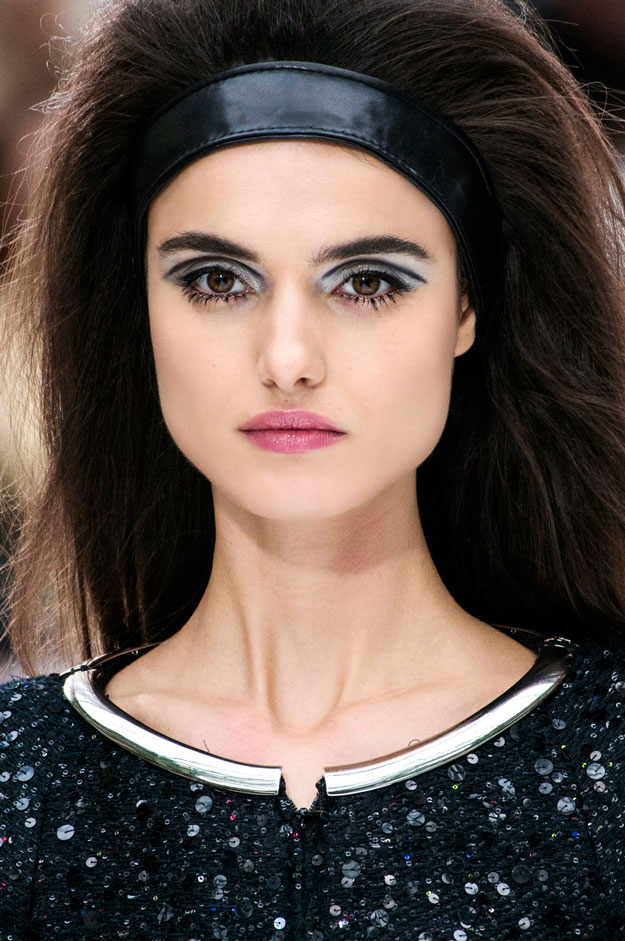 Как повторить макияж с накладными ресницами с показа Chanel (фото 1)