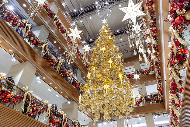 В ЦУМе появились рождественские бранчи и 10-метровая золотая елка (фото 1)