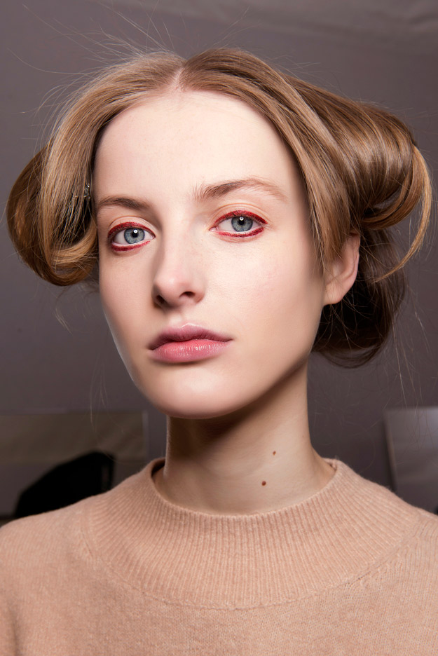 Как повторить макияж с цветной подводкой с показа Christian Dior (фото 5)