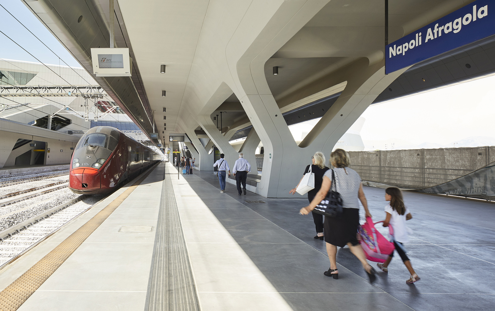 Как выглядит вокзал под Неаполем по проекту Zaha Hadid Architects (фото 4)