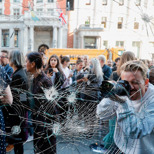 Почему женщины стали разбивать витрины главных лондонских магазинов (фото 3)