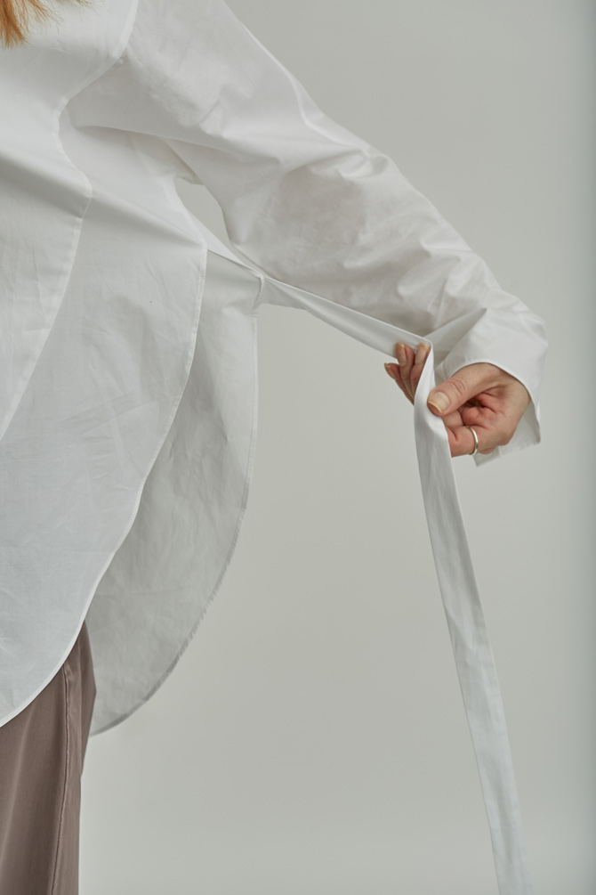 Белая рубашка как начало нового искусства — специальная съёмка Buro. и COS (фото 12)