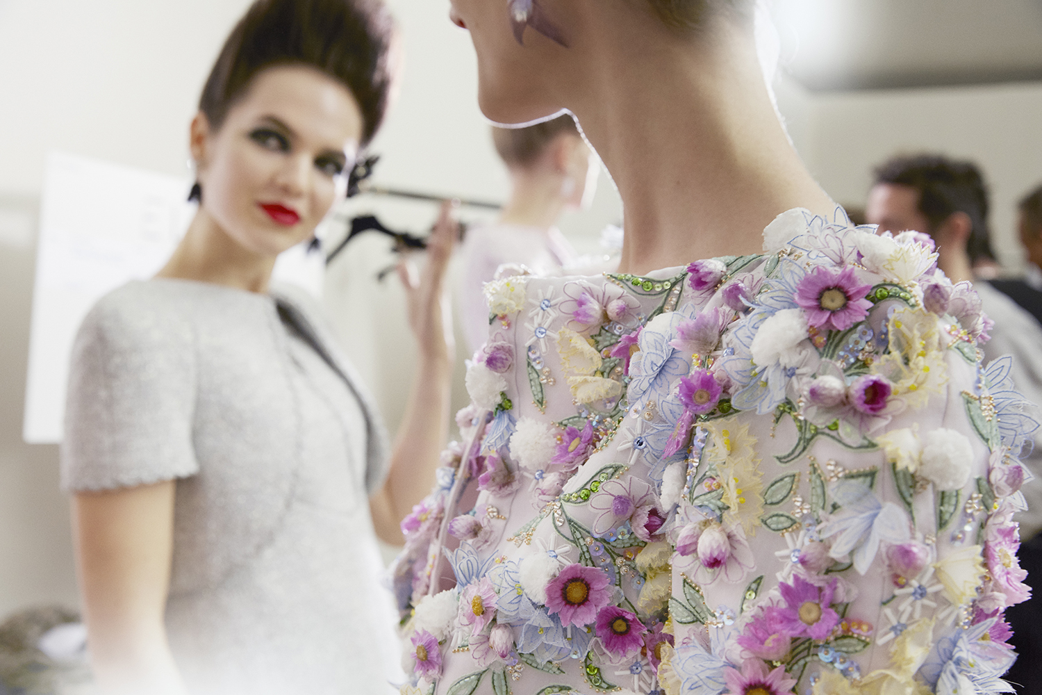 Живые цветы и фата в виде росы: как создавалась коллекция Chanel Haute Couture (фото 1)