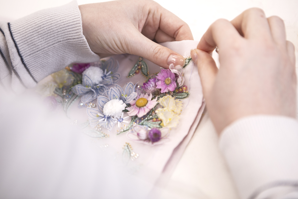 Живые цветы и фата в виде росы: как создавалась коллекция Chanel Haute Couture (фото 4)