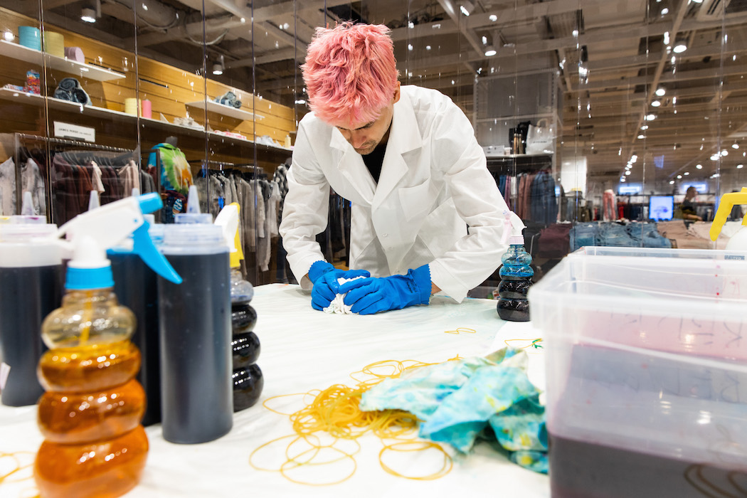 В ЦУМе открылась лаборатория кастомизации вещей в стиле tie-dye (фото 5)