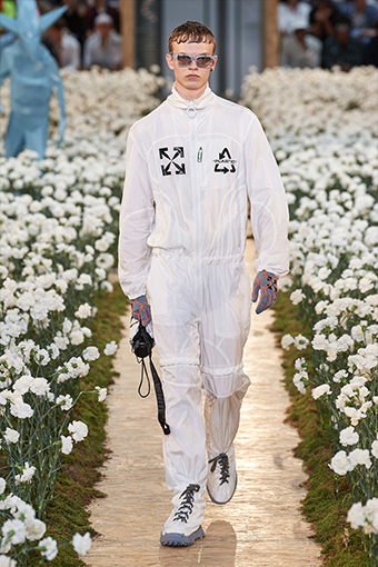 Поле гвоздик, мужчины в юбках и картошка из «Макдоналдса»: Ксения Чилингарова — о Неделе мужской моды в Париже (фото 3)